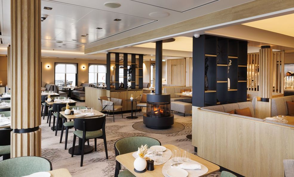 SHVe_20220714_Club_Lounge_Architecture_3721_45MP_JH8_slider_1748329548.jpg