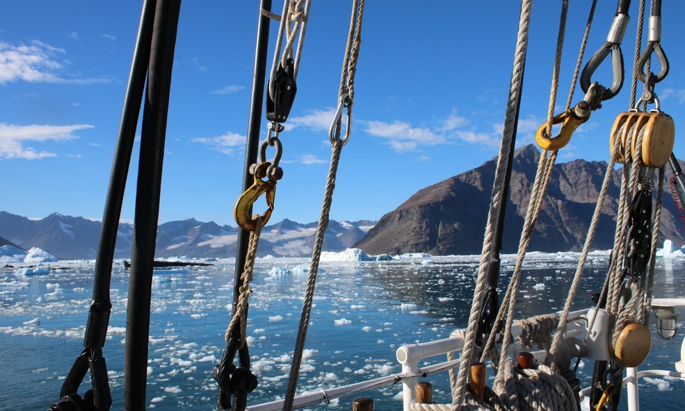 Sailing_in_Greenland_with_Rembrandt_van_Rijn._Peter_Huysmans_slider_1750428753.jpg