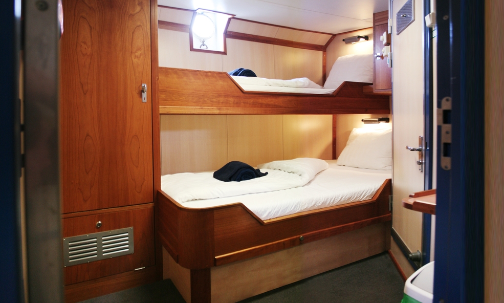 Twin_Private_Porthole_Rembrandt_van_Rijn_Geert_Kroes_slider_1750428756.jpg